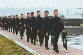 第71集团军“海鲨”特战旅：深海蛙人，霸气水下突击！图片