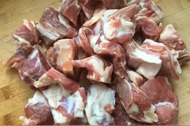 洗羊肉，用水冲等于没洗！教你正确方法，羊肉不腥膻，鲜美又软烂图片
