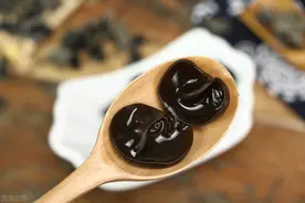 泡木耳不要只用温水，多放这2样，木耳更爽脆，不硬也不软趴趴图片