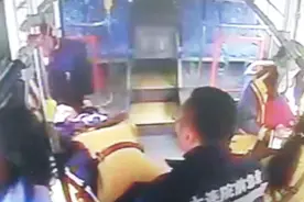 早起的女孩公交车上昏迷让人心疼 众人出手救助
