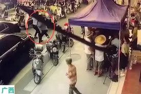 广西民警在闹市孤身抓贼，围观群众无一帮忙，小偷持械攻击场面凶险图片