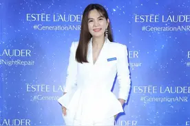 陈嘉桦越来越有女人味了，穿V领西装配蕾丝边长裤，尽显优雅知性图片