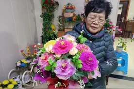 收集废塑料瓶、泡沫网，宁波这位巧手阿姨变废为宝制作“花朵”图片
