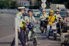 反复宣传教育，还是有人骑摩托不戴头盔！严查！图片