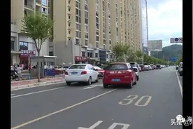 不满物业收取停车费，柳州正和城业主停车堵门图片