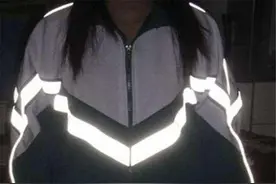 学校防早恋的校服火了，校服越来越奇葩，孩子不想穿时如何安慰？图片