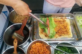 山西农村大妈进城卖美食“鸡蛋灌饼”赚钱不少还告诉你制作方法图片