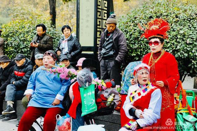 高手在民间，演出自娱自乐，洛阳周王城广场民间曲艺乐园