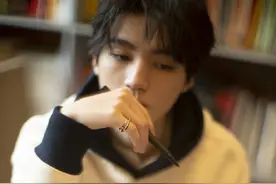 王俊凯《嘉人NOW》最新大片，少年感十足又不失男性魅力图片