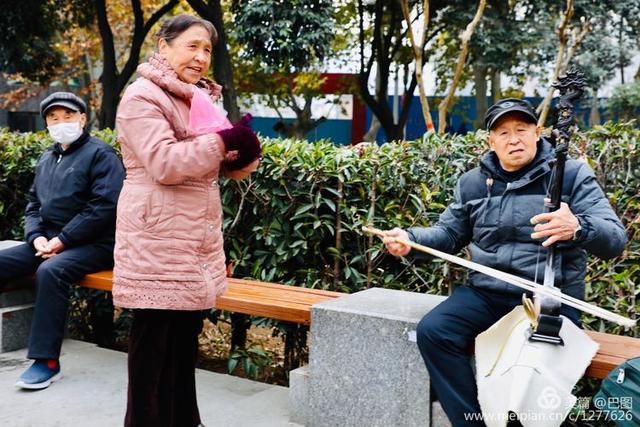 高手在民间，演出自娱自乐，洛阳周王城广场民间曲艺乐园