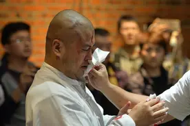 太极雷雷又酸了！社交平台讽刺搏击，忘记自己被打成猪头了？图片