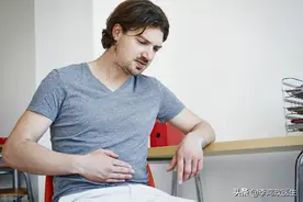 男子腹痛，诊断结肠癌和肺癌，第二次手术医生：误诊了，简单许多图片