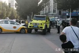 沈阳300万“大G”与出租车相撞，目击者称是“网红”的座驾图片