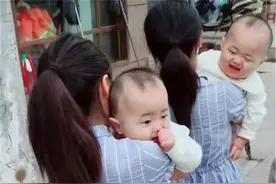 双胞胎姐姐抱着双胞胎弟弟出门，宝爸惹人羡慕：你家老婆真会生图片