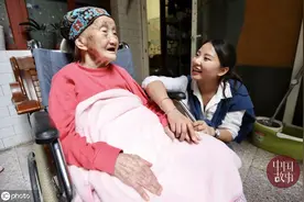 “养孙女”带着百岁奶奶打工：她养我小，我养她老图片