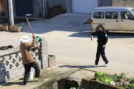 南丰一精神病患者举锄头在街头大闹，民警临危不惧将其制服图片