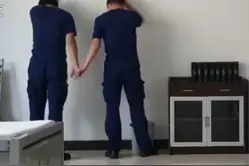 消防员吵架后被罚面壁又牵手，网友笑疯，别摇啦图片