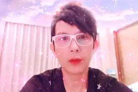 歌手潘美辰晒搞怪照，满脸胡茬认不出，曾和同性亲吻52岁仍单身图片