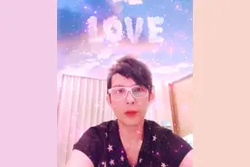歌手潘美辰晒搞怪照，满脸胡茬认不出，曾和同性亲吻52岁仍单身图片