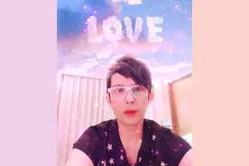 歌手潘美辰晒搞怪照，满脸胡茬认不出，曾和同性亲吻52岁仍单身图片