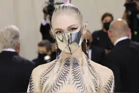 国外红毯奇装异服：卡戴珊全黑蒙面，戳爷穿长裙，还有人扮成马图片