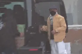 王宝强开豪车接娃，他穿马褂戴围脖像老干部，10岁儿子身高喜人图片