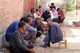 父亲的葬礼上，87个“仁兄弟”的同村发小，看看他收了多少礼金？图片