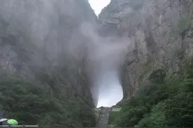 天门山有一处神秘洞穴，传说有巨蟒守护神仙，这是怎么回事呢？图片