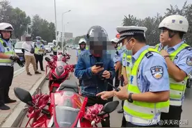 「天天说交通」无牌无证摩托组团上路 省会交警精准打击图片