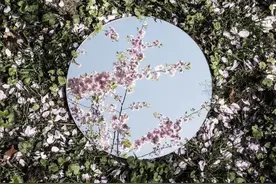 将镜子置于地面，与反视角的风景合二为一。镜花水月图片