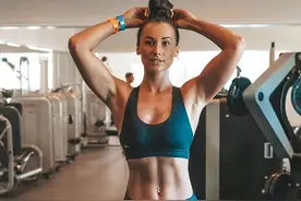 英国美女通过力量训练打造出完美身材，大长腿与腹肌才是绝配图片