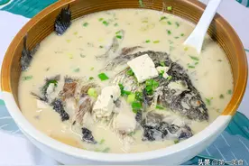 鲫鱼炖豆腐的最佳做法，看厨师长如何制作，汤汁奶白，味道极鲜图片