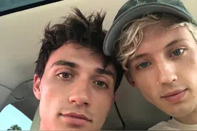 曝戳爷与男友结束四年恋情，两人社交网站停止互动，Troye Sivan的新单曲也暗示最近的心碎图片