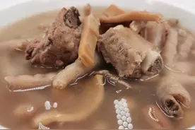 广东家常老火靓汤之花生排骨墨鱼汤，做法简单，适合美女滋补的汤图片