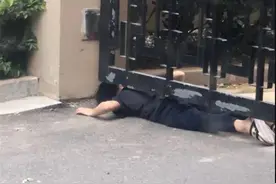 现场揪心：济南一男童栅栏门底下钻爬挤出来，有啥突发急事？图片