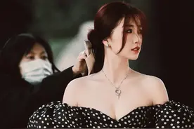 虞书欣波点长裙搭配绿色手提包，扎起蝴蝶结马尾，复古名媛即视感图片