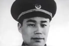王近山看到两个女兵敬礼，拉过手看了一眼，就下令将她们抓起来图片