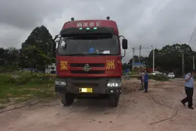 大货车操作不当，电线杆“连根拔起”图片