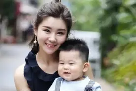 李小萌抱娃晒自拍，穿荷叶边连衣裙甜美可人，半扎丸子头像小公主图片