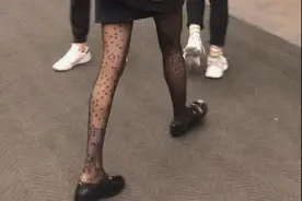 美腿暴击！杨幂穿波点黑丝秀傲人长腿，大波浪卷发美艳又撩人图片