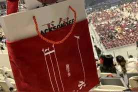 太宠粉了，易烊千玺演唱会为粉丝们准备的礼物，你酸了吗图片