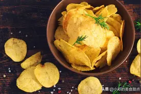 在家自己做酥脆清香的薯片，两个土豆一根青瓜就搞定，你也来试试图片