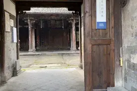 这幢老宅奇了！房梁一年变一个颜色！图片