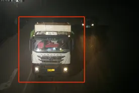 “疯狂”渣土车深夜逆行、闯红灯，被罚了！图片