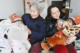 双胞胎女儿，老大乡下奶奶带老二父母自己带，3年后"差别"很大图片