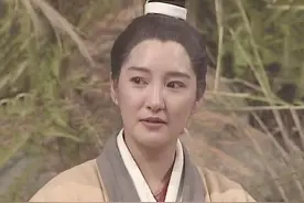 雪梨一家与姐姐米雪过母亲节，女儿太像徐少强，开心送花给俩长辈图片