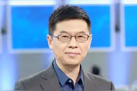 诗词大会导师郦波，曾因作诗被网友质疑，是伪大师，还是名副其实图片