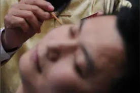 揭秘：：街头“免费掏耳”骗局，受骗的大多为老人图片