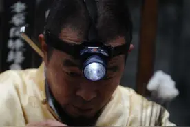 揭秘：：街头“免费掏耳”骗局，受骗的大多为老人图片