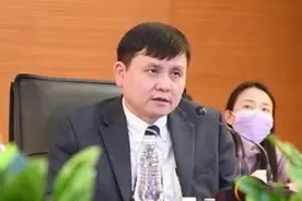“段子手男神”张文宏医生爆“金句”：上班开会，要和关系最差的人坐一起？话题真幽默！图片